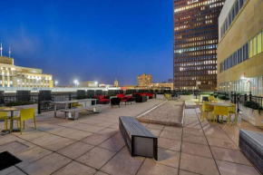 Modern Apartment Downtown in Skywalk with Gym